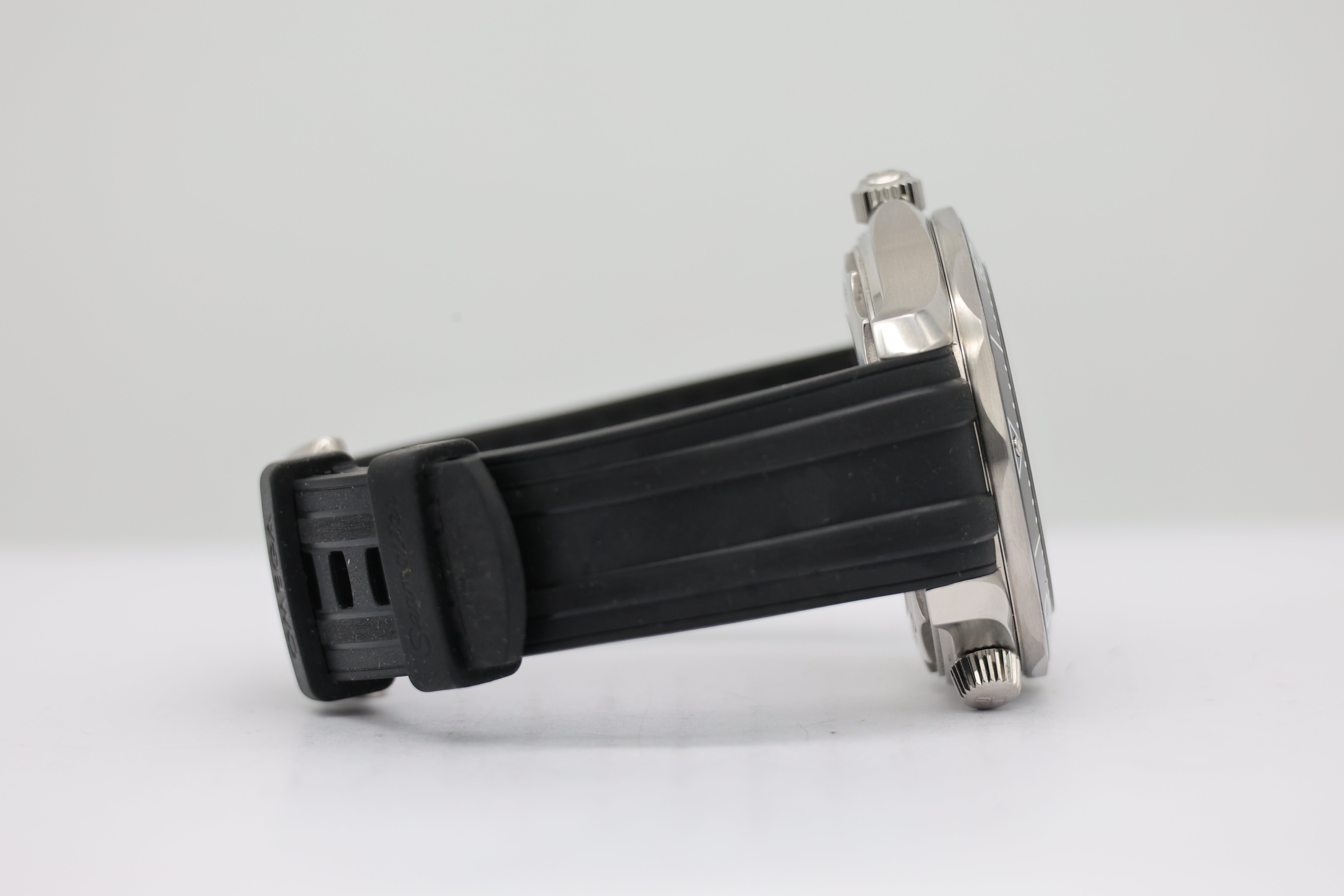 Omega Seamaster 300M Diver Automatik schwarz 42mm 21032422001001 - Detailansicht 4