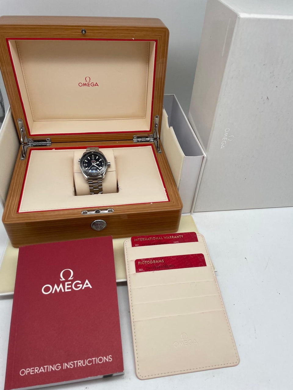 Omega Seamaster Planet Ocean Automatik Herrenuhr Stahl 37,5mm 23230382001001 - Papiere und oder Lieferumfang