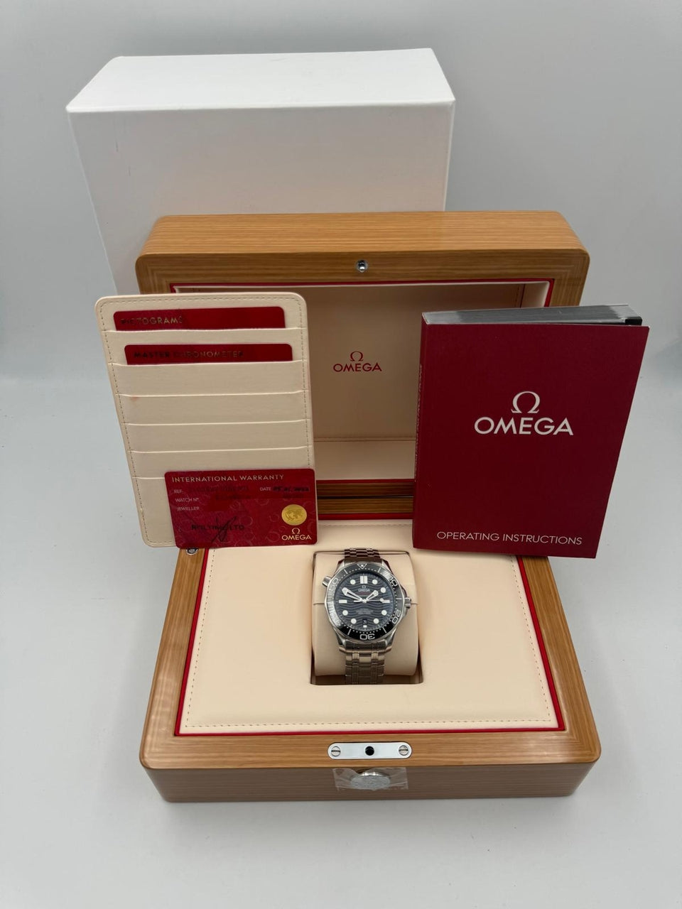 Omega Seamaster Diver 300 M Automatik Herrenuhr 42mm 21030422001001 - Papiere und oder Lieferumfang