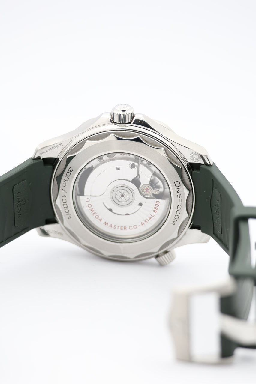 Omega Seamaster Diver 300m 42mm Automatik Grün 21032422010001 - Detailansicht 3