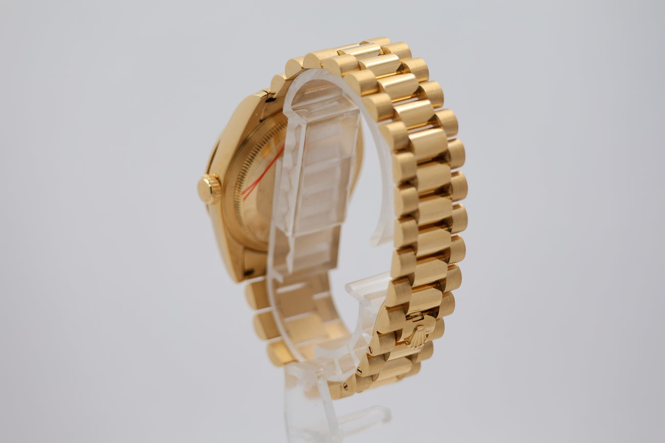 Rolex Day-Date 36 President 18k Gold Diamond Dial 118238 - Detail view 2