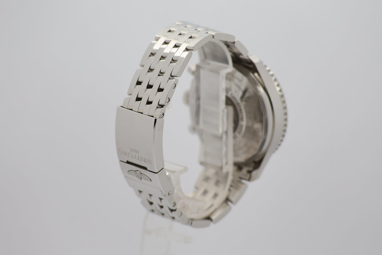 Breitling Navitimer World Automatik Herrenuhr 46mm A24322 - Detailansicht 1