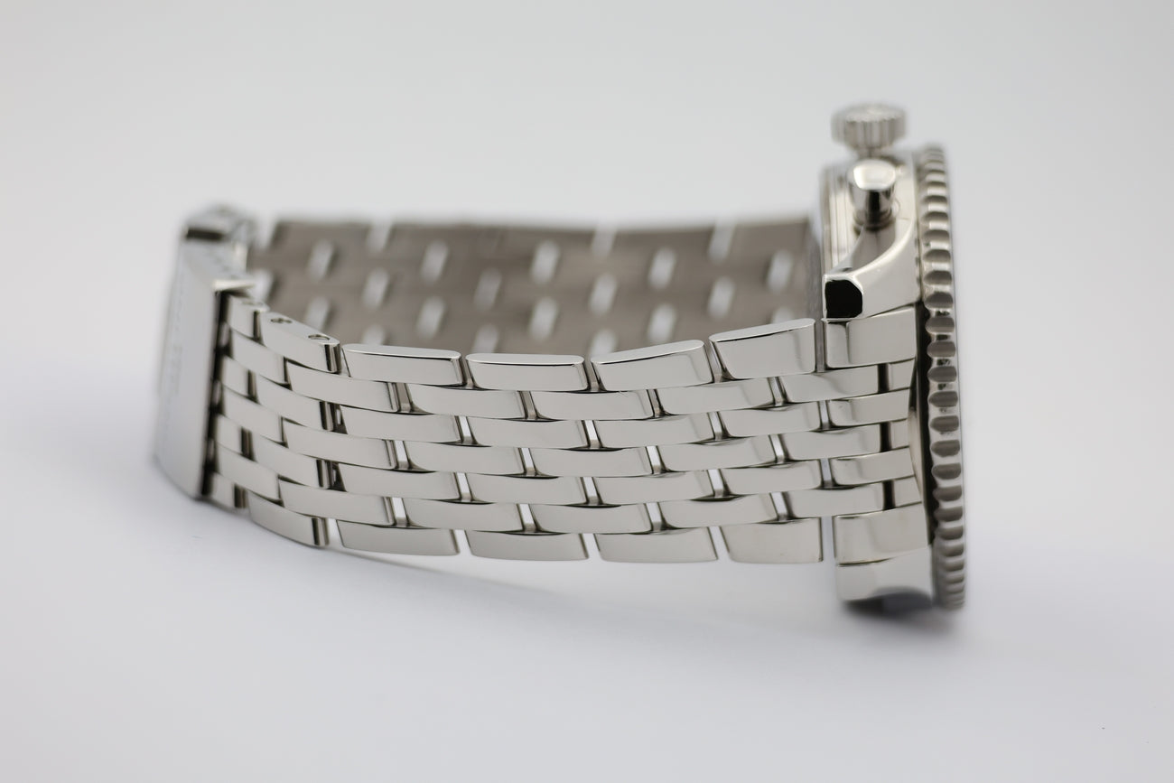 Breitling Navitimer World Automatik 46mm schwarz A24322 - Detail view 4