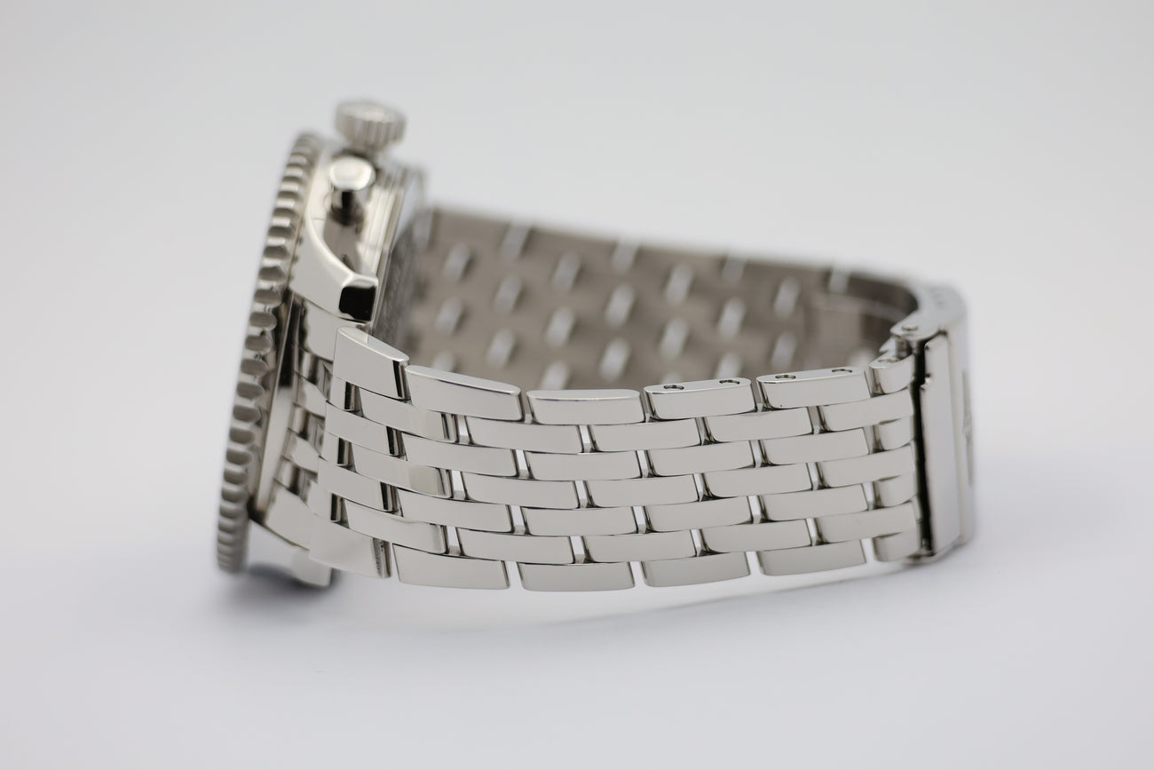 Breitling Navitimer World Automatik 46mm schwarz A24322 - Detail view 3