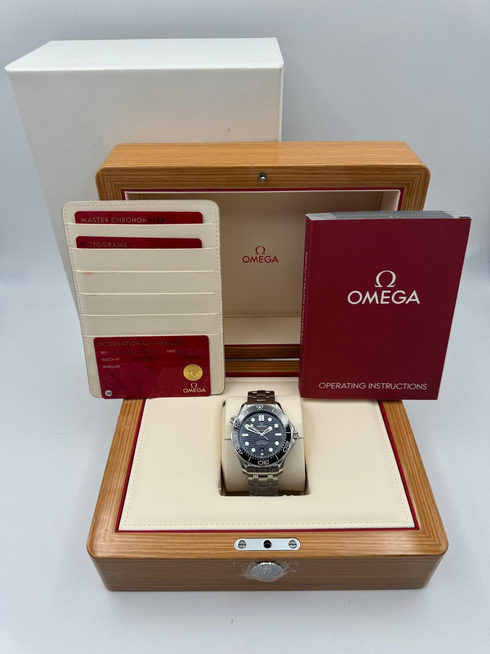 Omega Seamaster Diver 300 M Automatik Herrenuhr 42mm 21030422001001 - Papiere und oder Lieferumfang