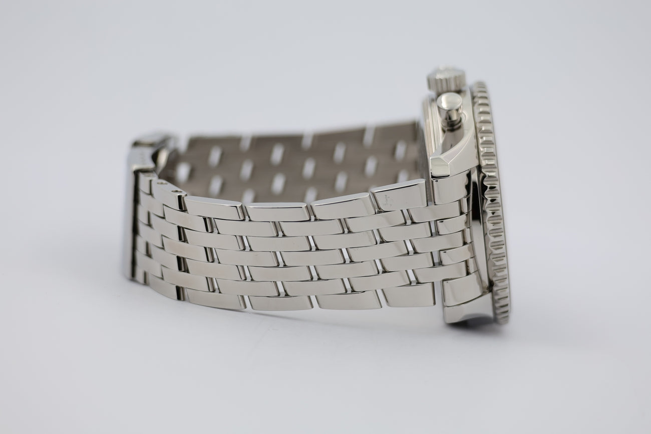 Breitling Navitimer World GMT 46mm Automatik A24322 - Detail view 4