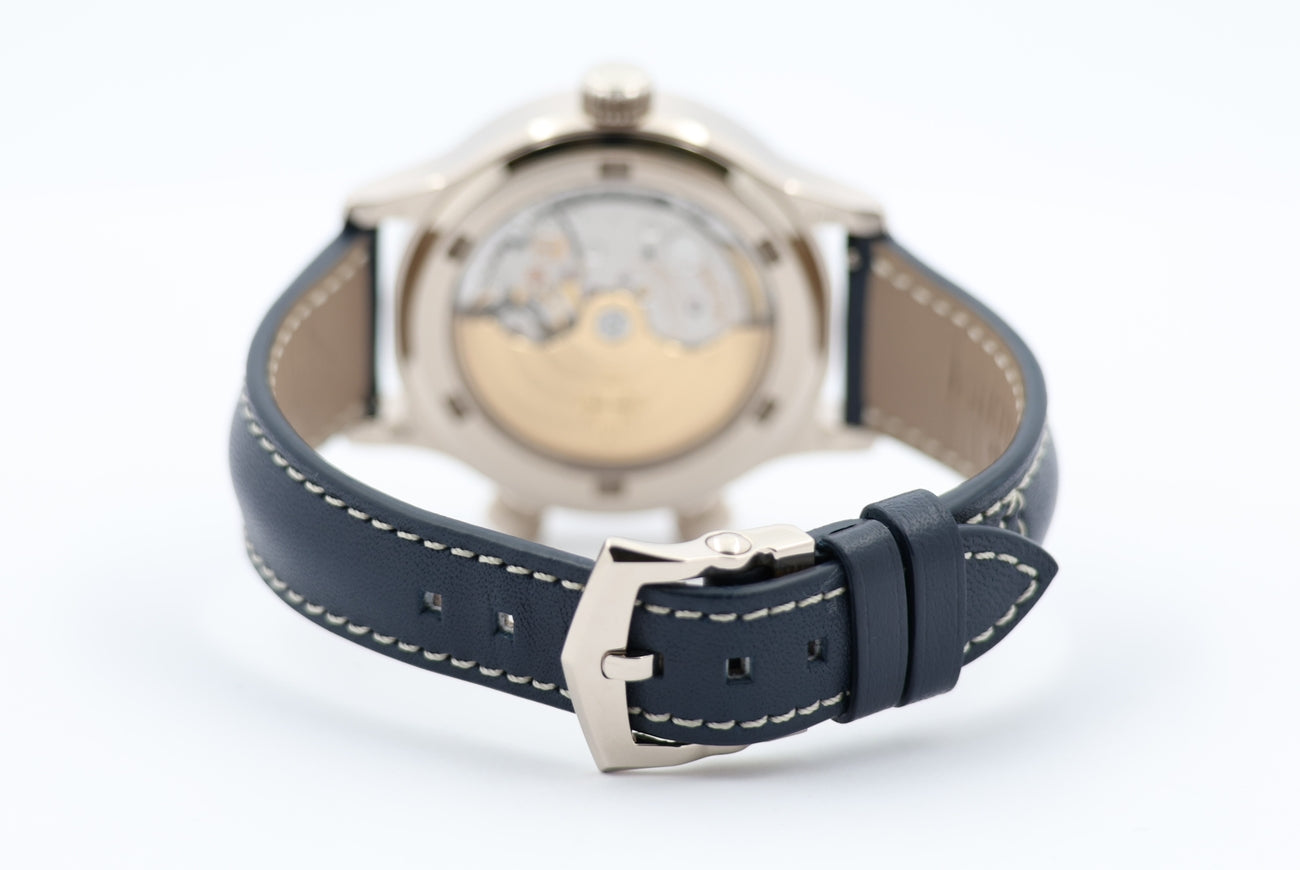 Patek Philippe Calatrava Pilot Travel Time 18K Weißgold 7234G - Detailansicht 7