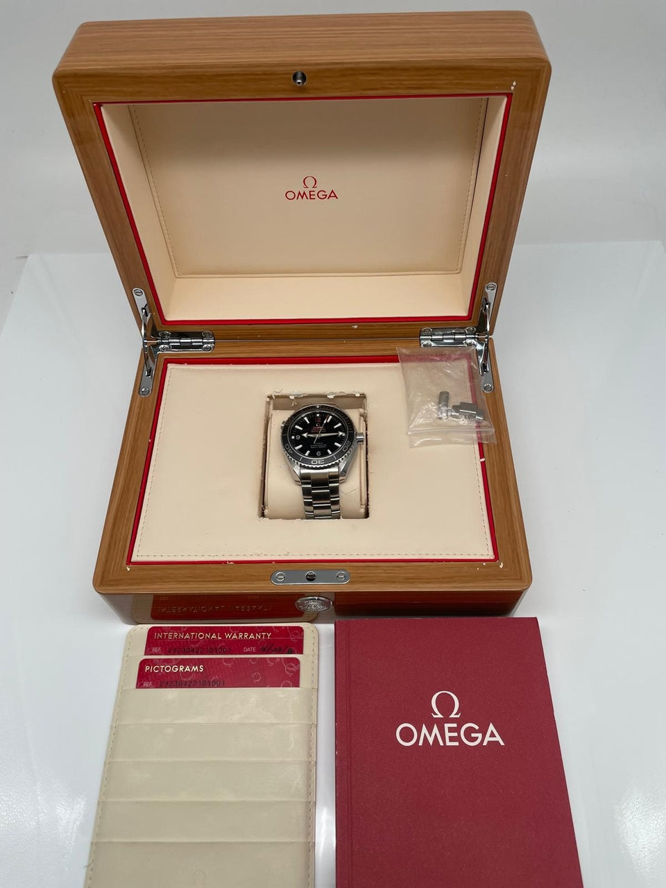 Omega Seamaster Planet Ocean 42mm Automatik 23230422101001 - Papiere und oder Lieferumfang