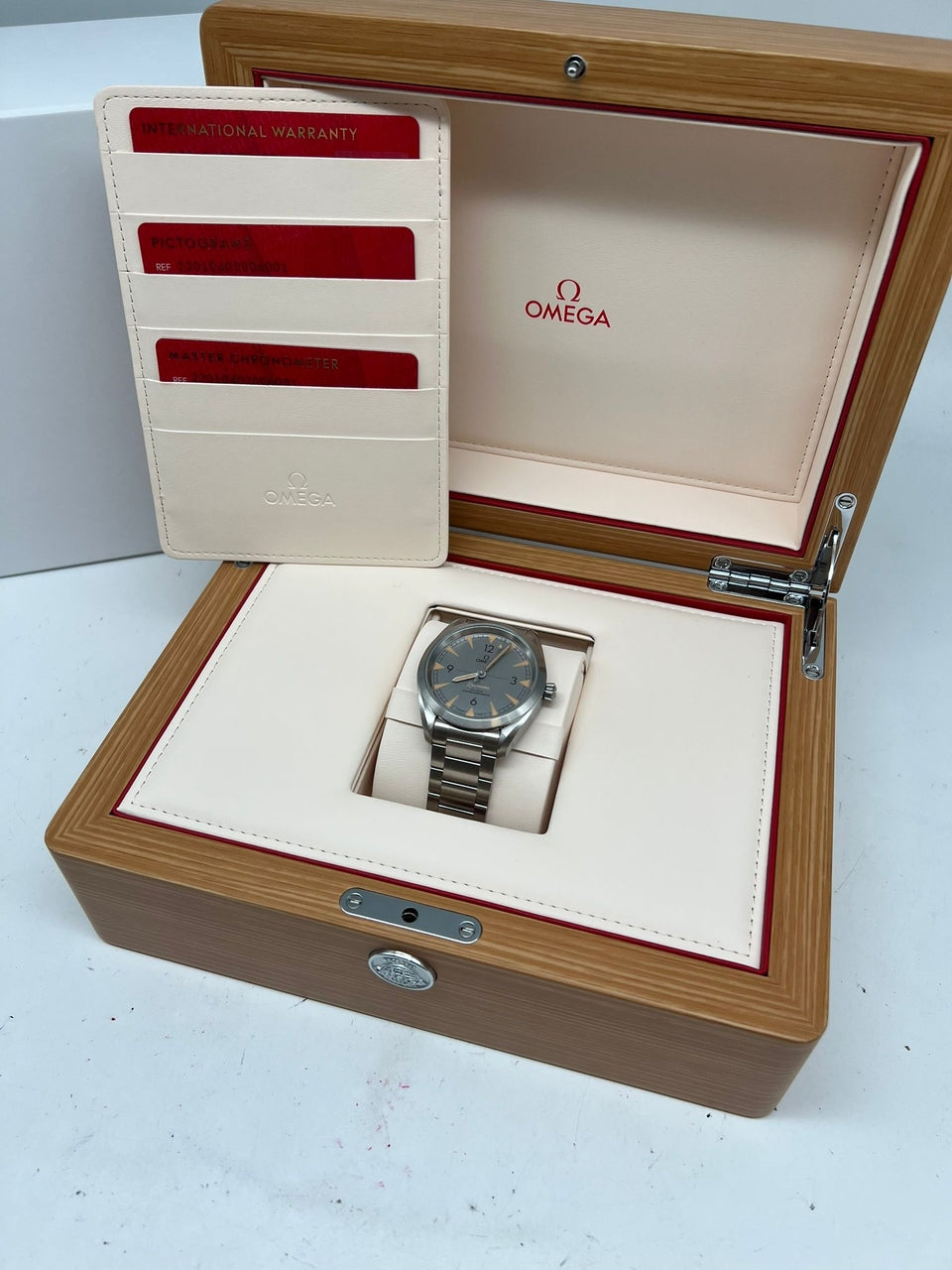Omega Seamaster Railmaster Automatik 40mm NEU 22010402006001 - Papiere und oder Lieferumfang