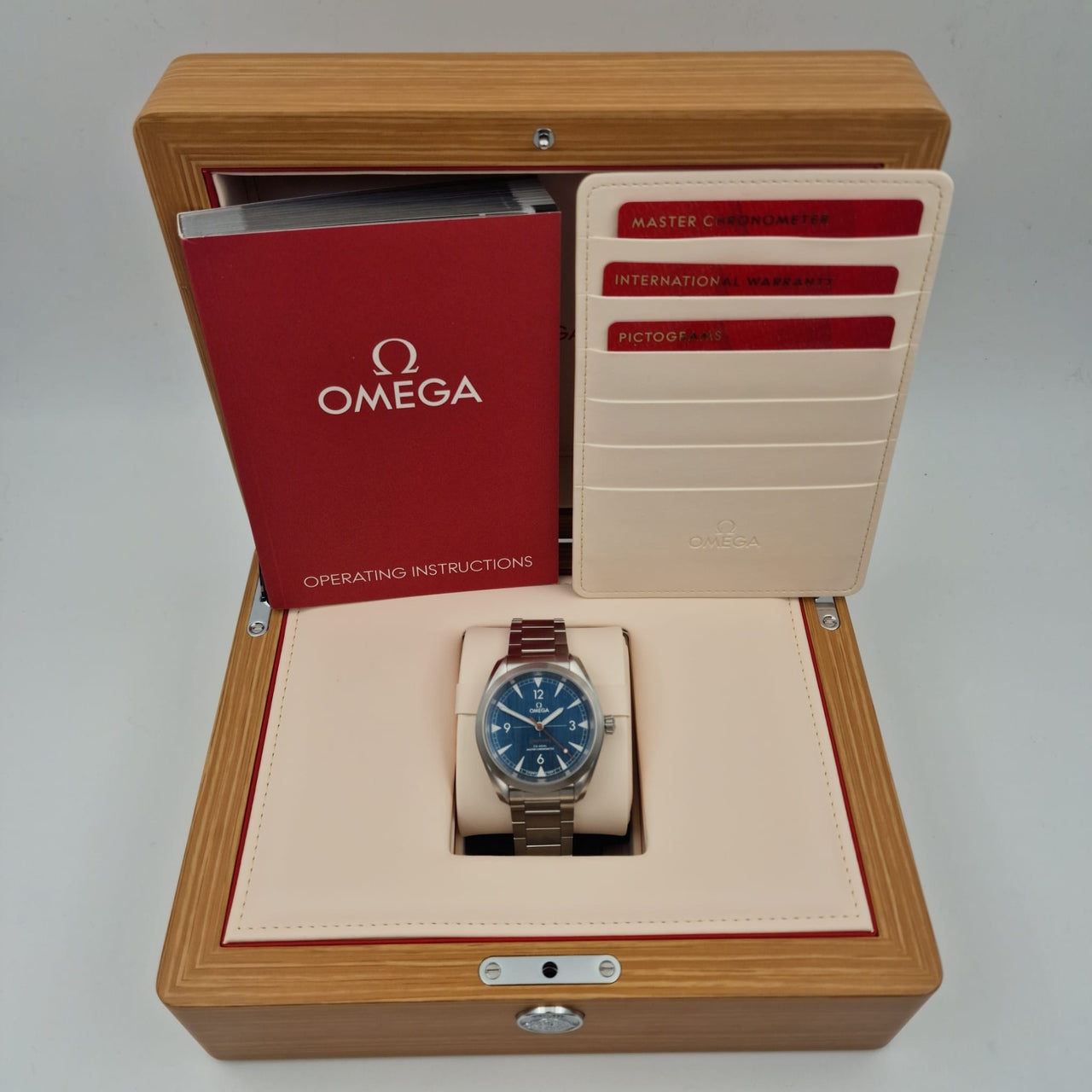 Omega Seamaster Railmaster 40mm Automatik NEU 22010402003001 - Papiere und oder Lieferumfang