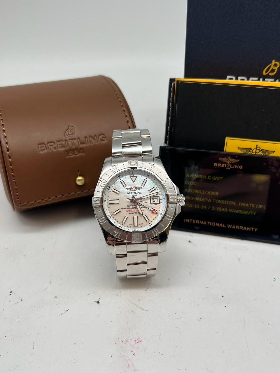 Breitling Avenger II GMT Perlmutt-Blatt 43mm Automatik A32390 - Papiere und oder Lieferumfang