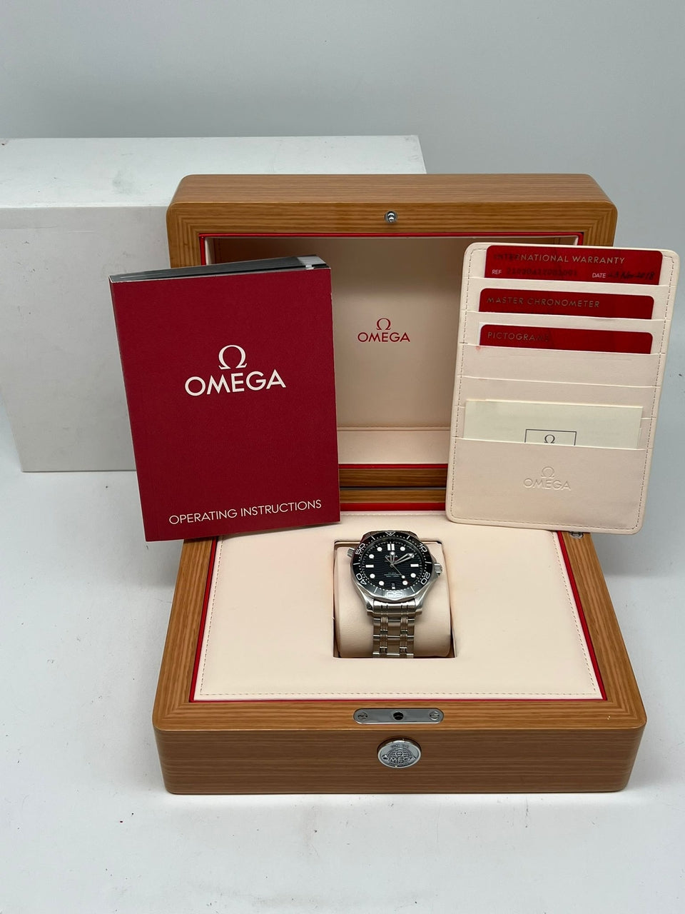 Omega Seamaster Diver 300 M Automatik Herrenuhr 42mm 21030422001001 - Papiere und oder Lieferumfang