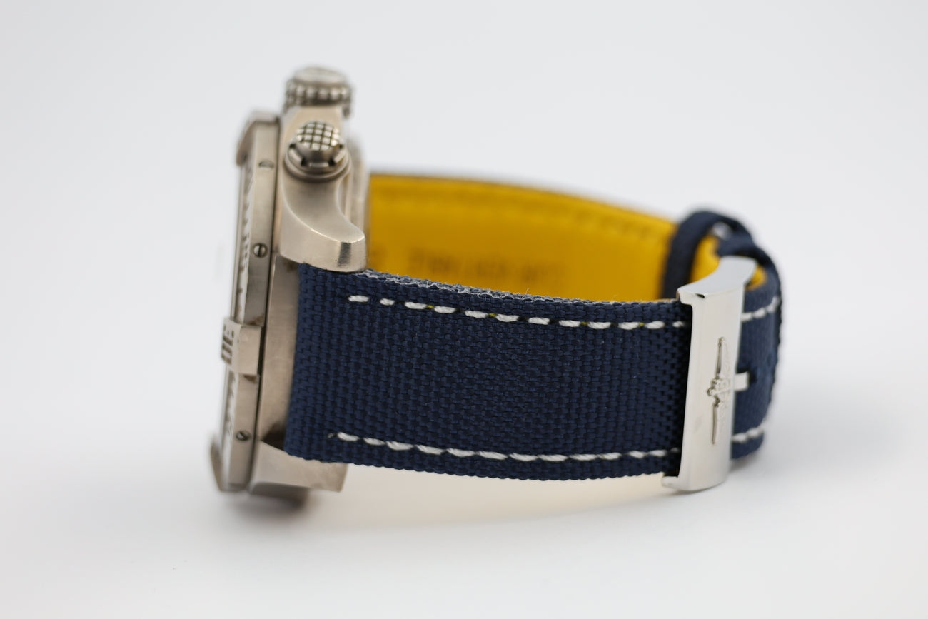 Breitling Avenger Chronograph Titan Automatik E13383 - Detailansicht 3