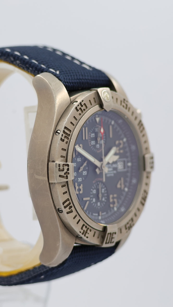 Breitling Avenger Chronograph Titan Automatik E13383 - Detailansicht 7