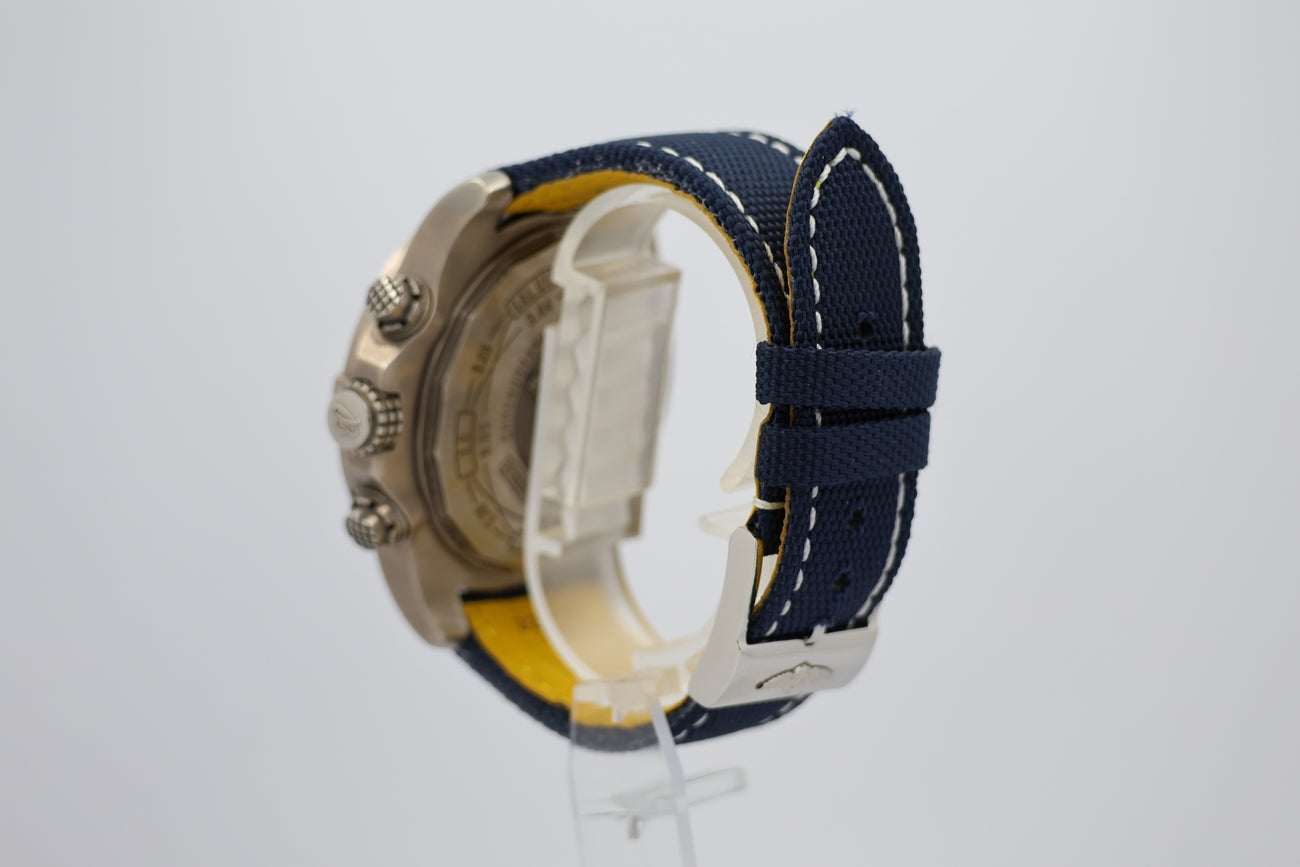 Breitling Avenger Chronograph Titan Automatik E13383 - Detailansicht 2