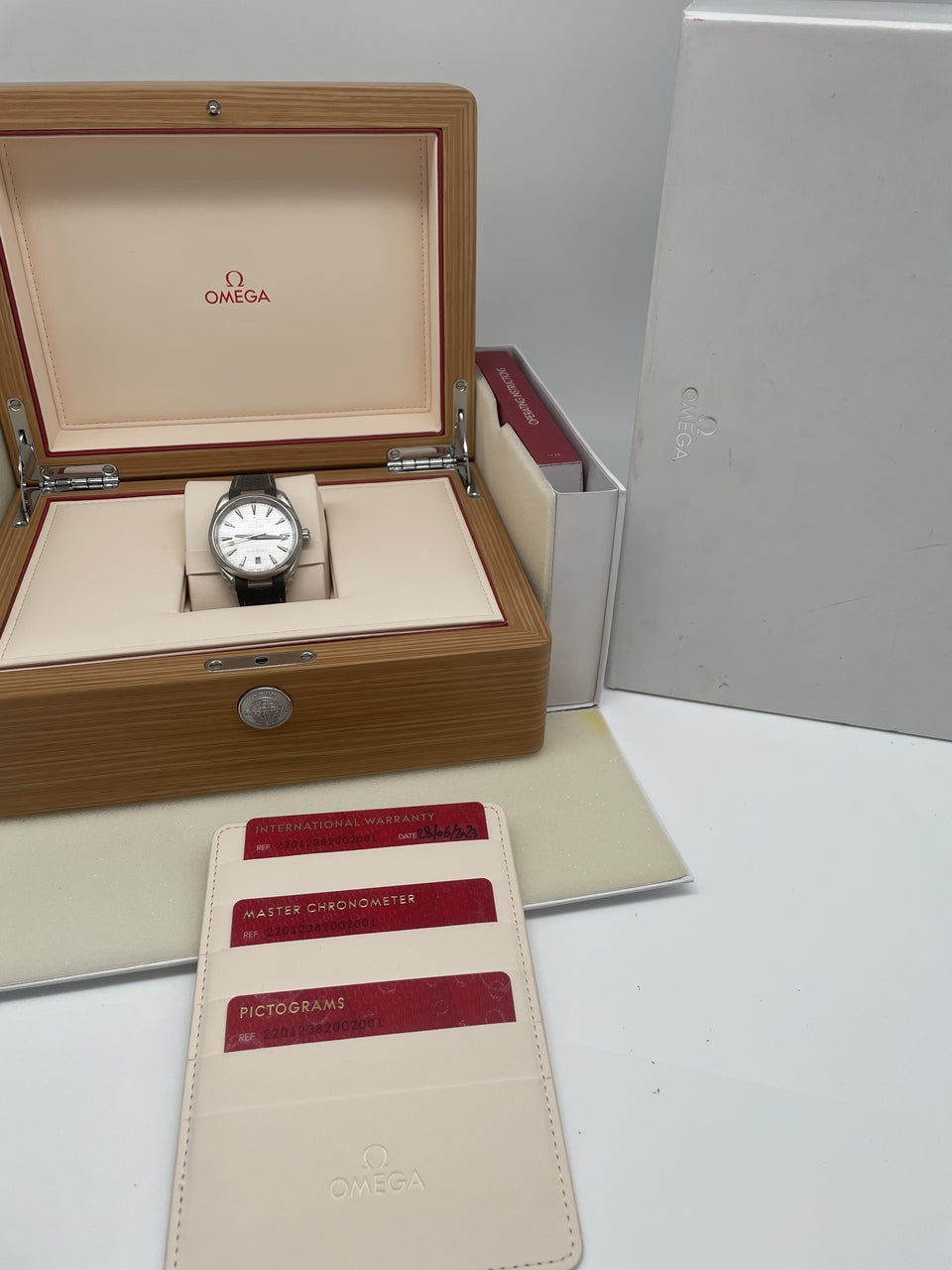 Omega Seamaster Aqua Terra 38mm Automatik 22012382002001 - Papiere und oder Lieferumfang