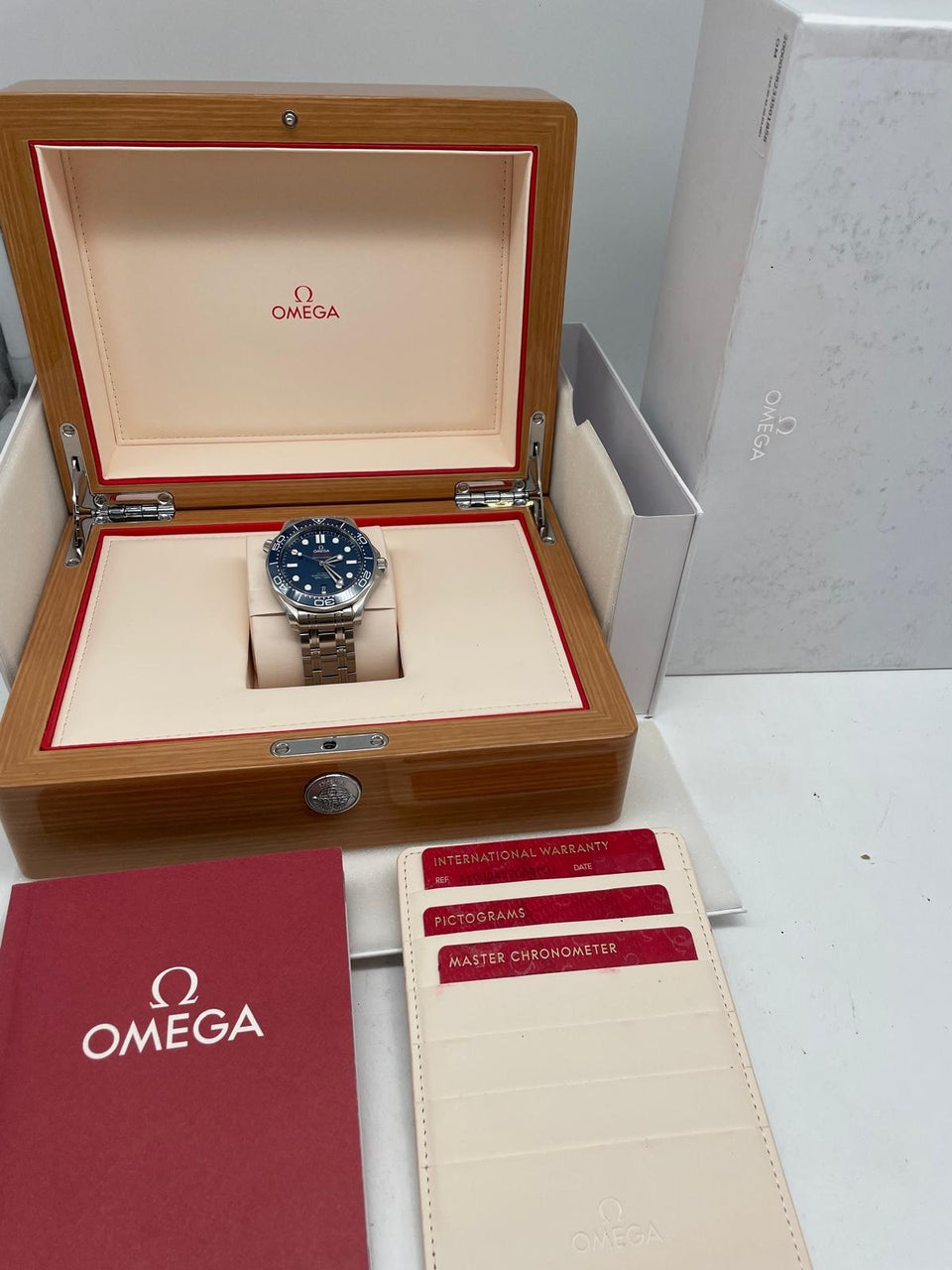 Omega Seamaster Diver 300 M Automatik Herrenuhr Stahl 42mm 21030422003001 - Papiere und oder Lieferumfang