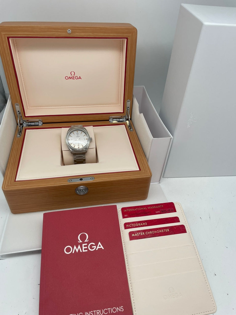 Omega Seamaster Railmaster Automatik 40mm NEU 22010402006001 - Papiere und oder Lieferumfang