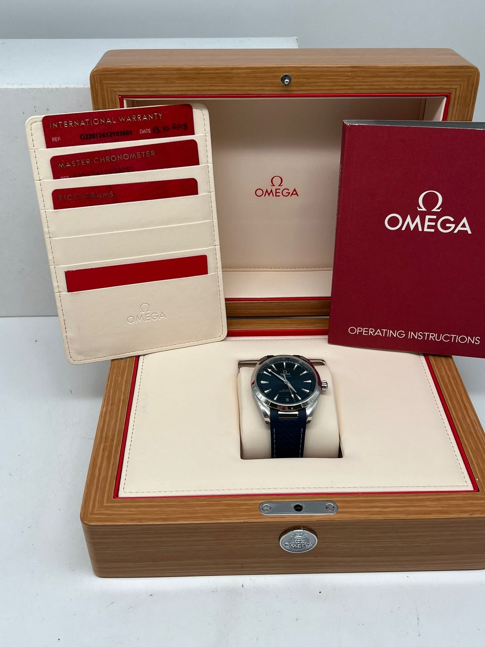 Omega Seamaster Aqua Terra Automatik Herrenuhr Kautschuk 22012412103001 - Papiere und oder Lieferumfang