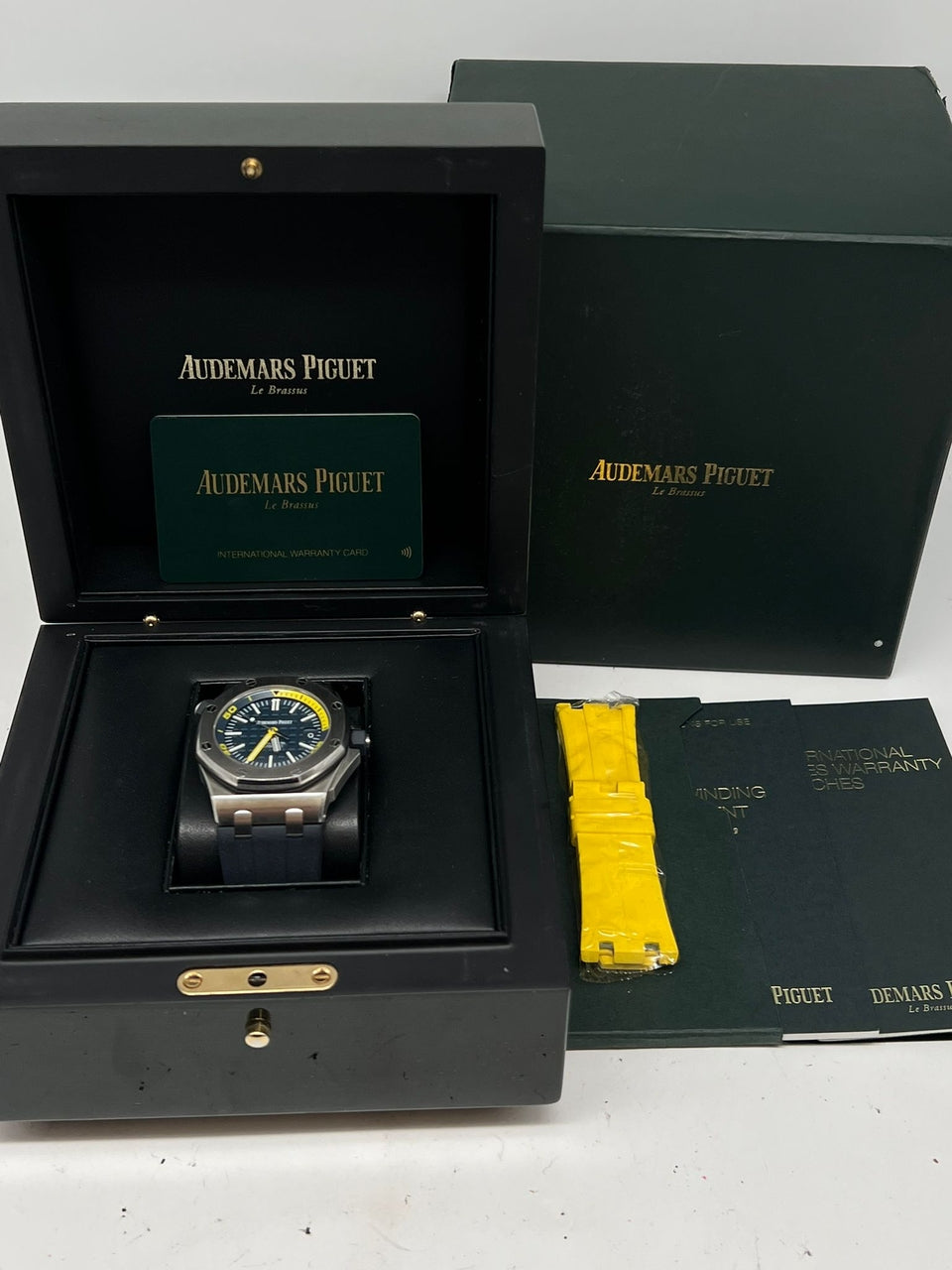 Audemars Piguet Royal Oak Offshore Diver 42mm Automatik 15710ST - Papiere und oder Lieferumfang