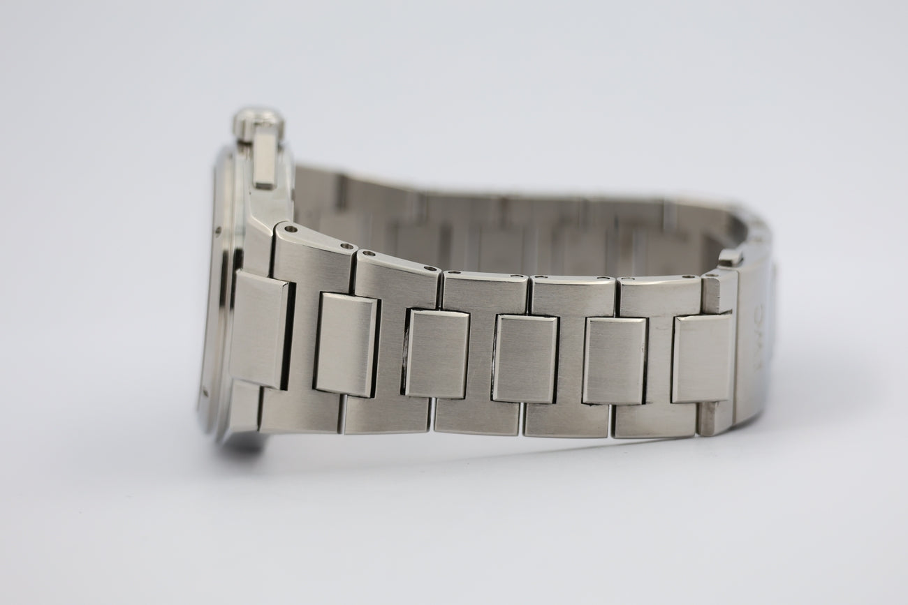 IWC Ingenieur 40mm Automatik Herrenuhr IW323902 - Detailansicht 3
