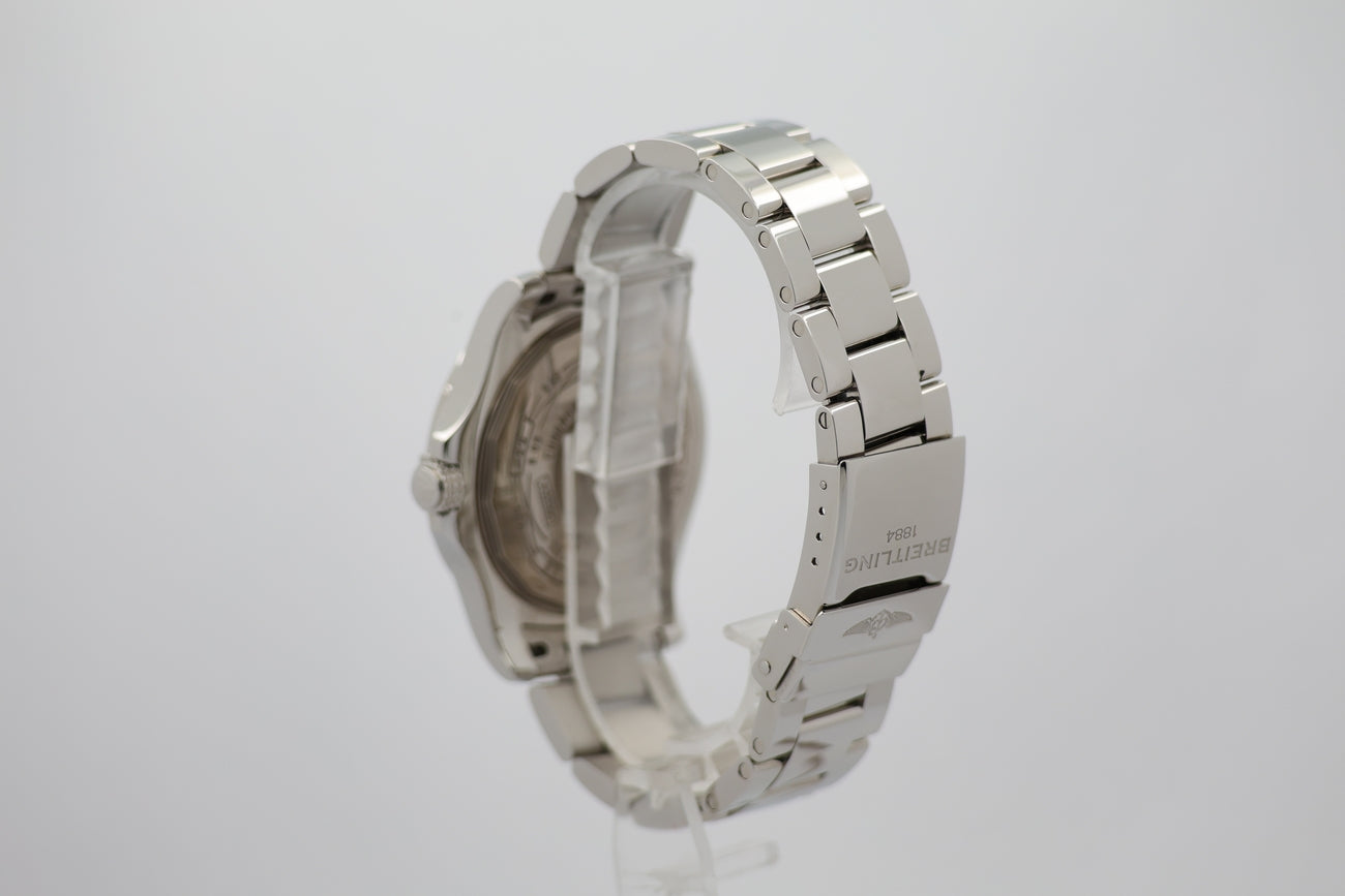 Breitling Avenger II GMT Perlmutt-Blatt 43mm Automatik A32390 - Detailansicht 2