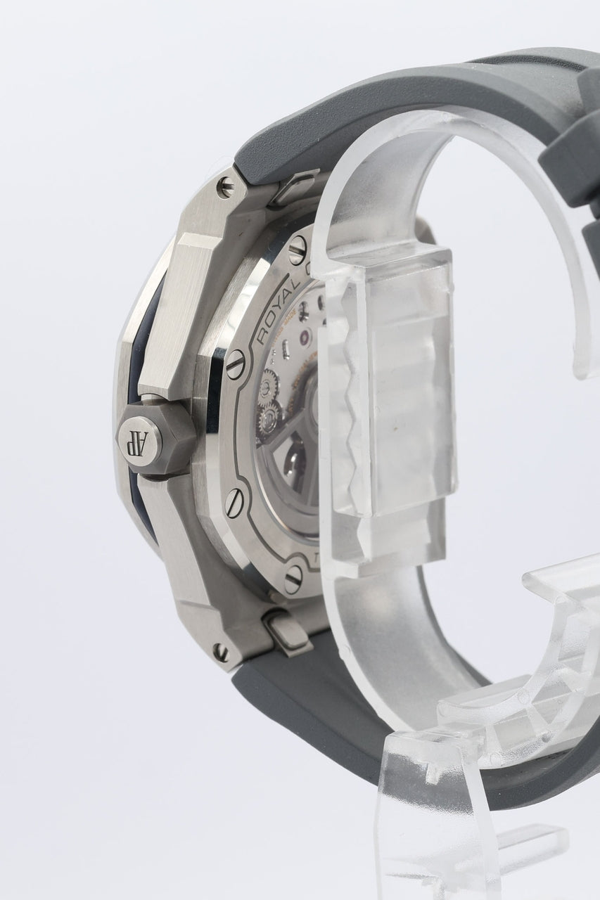 Audemars Piguet Royal Oak Offshore Diver 42mm Grau 15720STOOA009CA01 - Detailansicht 3