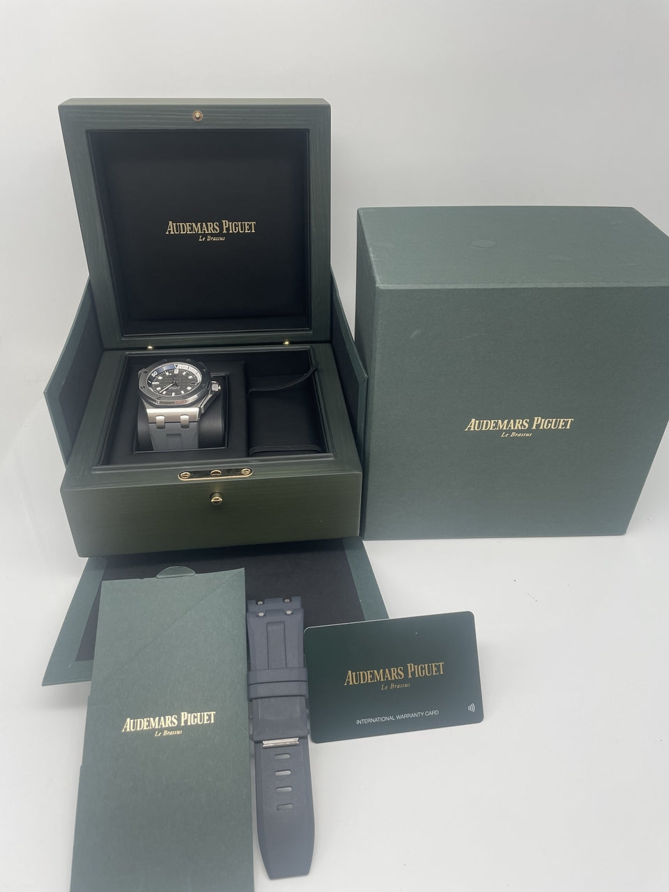 Audemars Piguet Royal Oak Offshore Diver 42mm Grau 15720STOOA009CA01 - Papiere und oder Lieferumfang