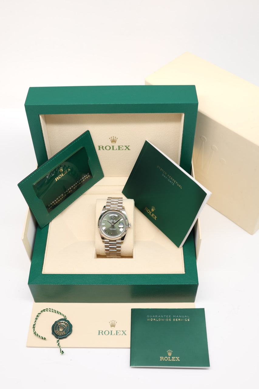 Rolex Day-Date 40 Weißgold "Green Olive Dial" Automatik 228239 - Papiere und oder Lieferumfang