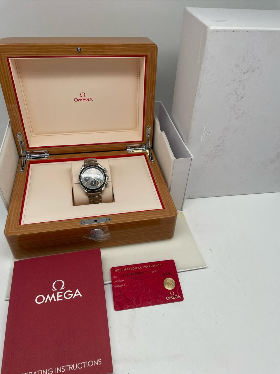 Omega Speedmaster Date Automatik Herrenuhr Stahl 40mm 32330404006001 - Papiere und oder Lieferumfang
