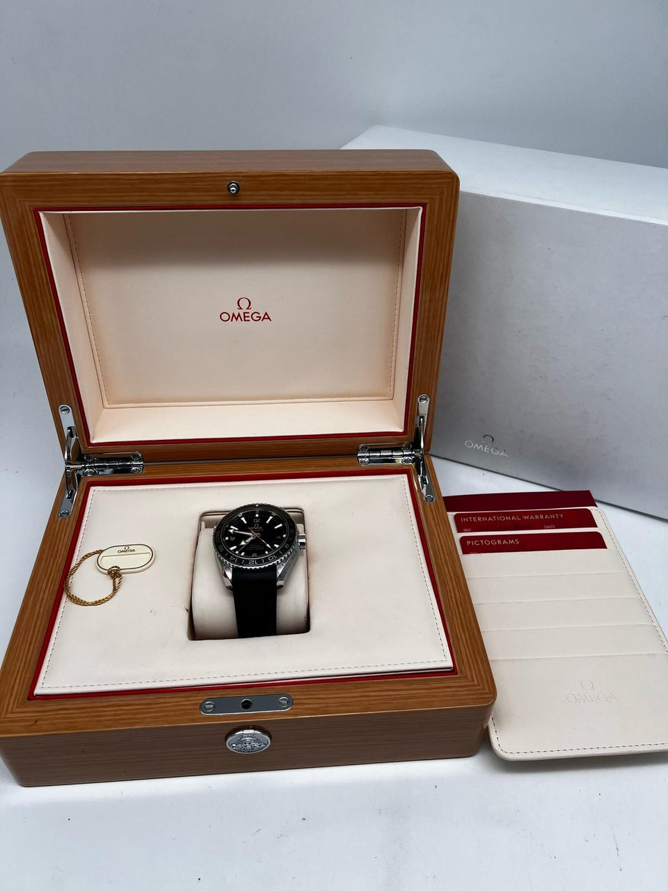 Omega Seamaster Planet Ocean GMT 42mm Automatik Herrenuhr 23232442201001 - Papiere und oder Lieferumfang