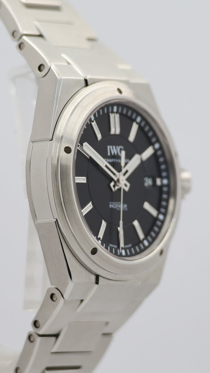 IWC Ingenieur 40mm Automatik Herrenuhr IW323902 - Detail view 8