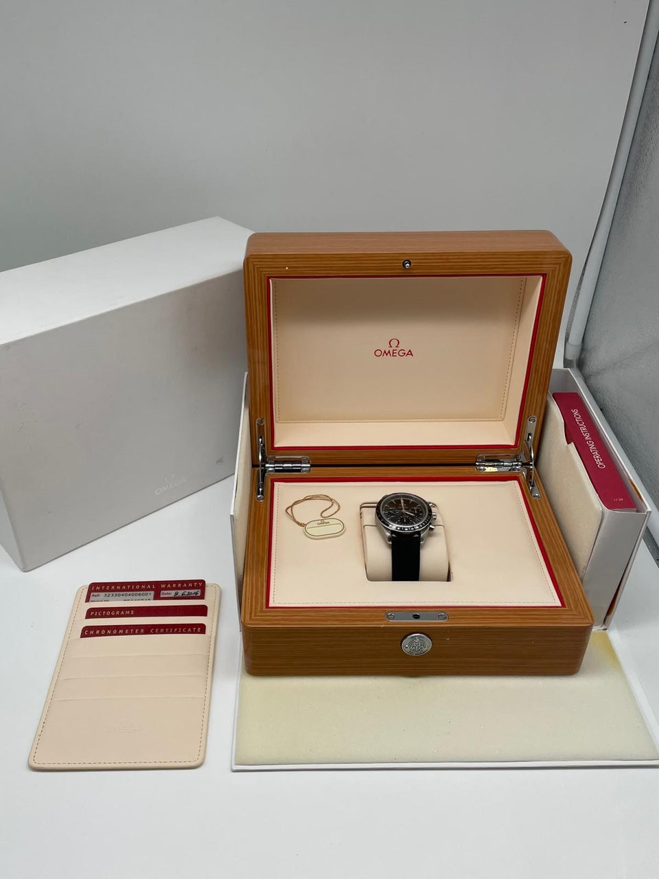 Omega Speedmaster Date 40mm Automatik 32330404 - Papers and documentation