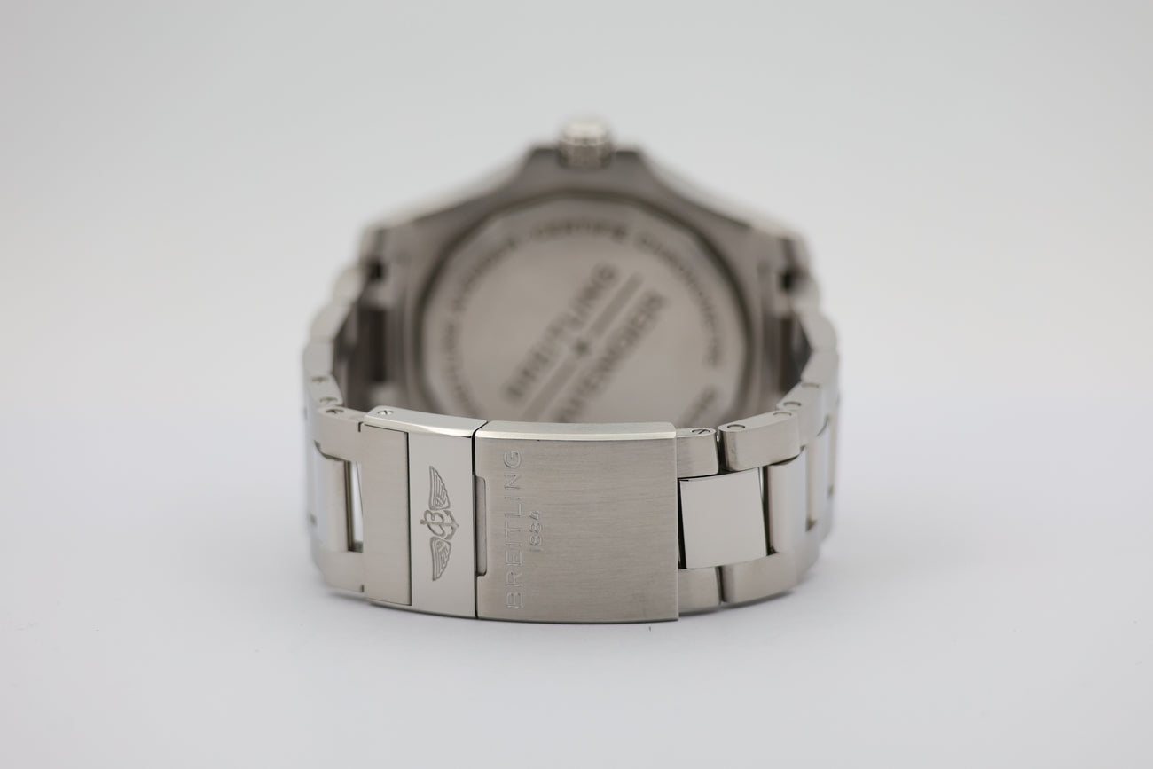 Breitling Avenger GMT Automatik 45mm A32395 - Detail view 5