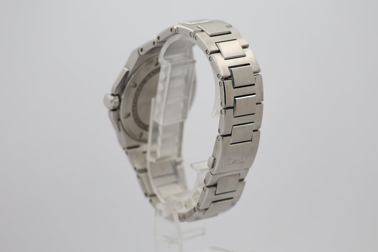 IWC Ingenieur Automatik Herrenuhr Schwarz IW323902 - Detailansicht 2