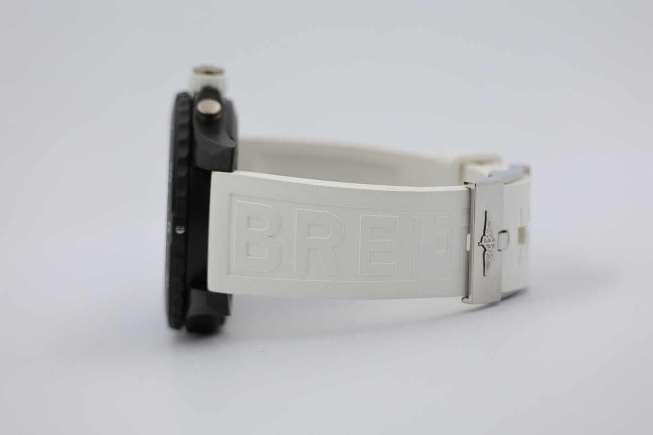 Breitling Endurance Pro Quarz Herrenuhr 44mm  X82310 - Detailansicht 3