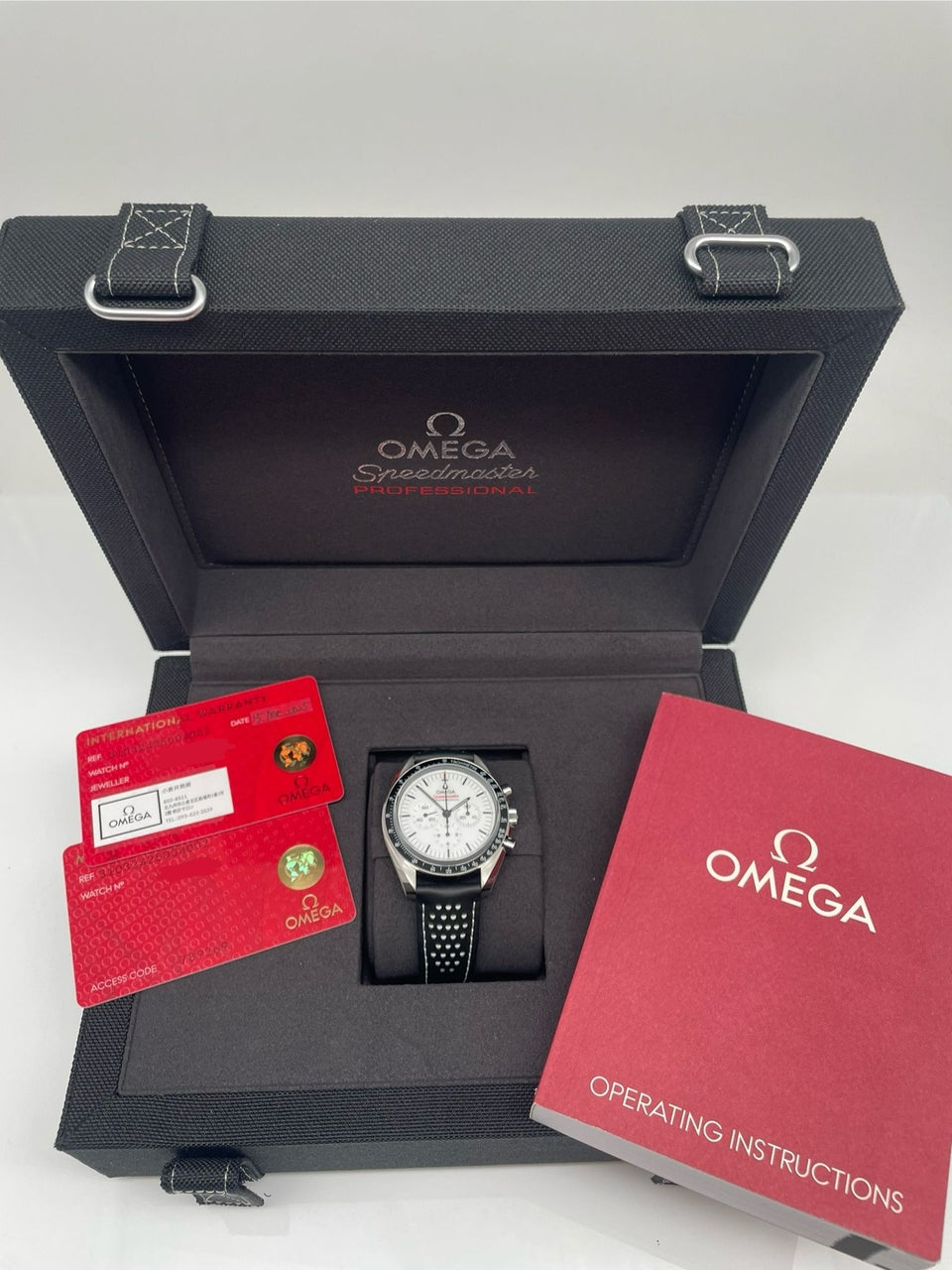 Omega Speedmaster Professional Moonwatch 42mm NEU 2025 31032425004002 - Papiere und oder Lieferumfang