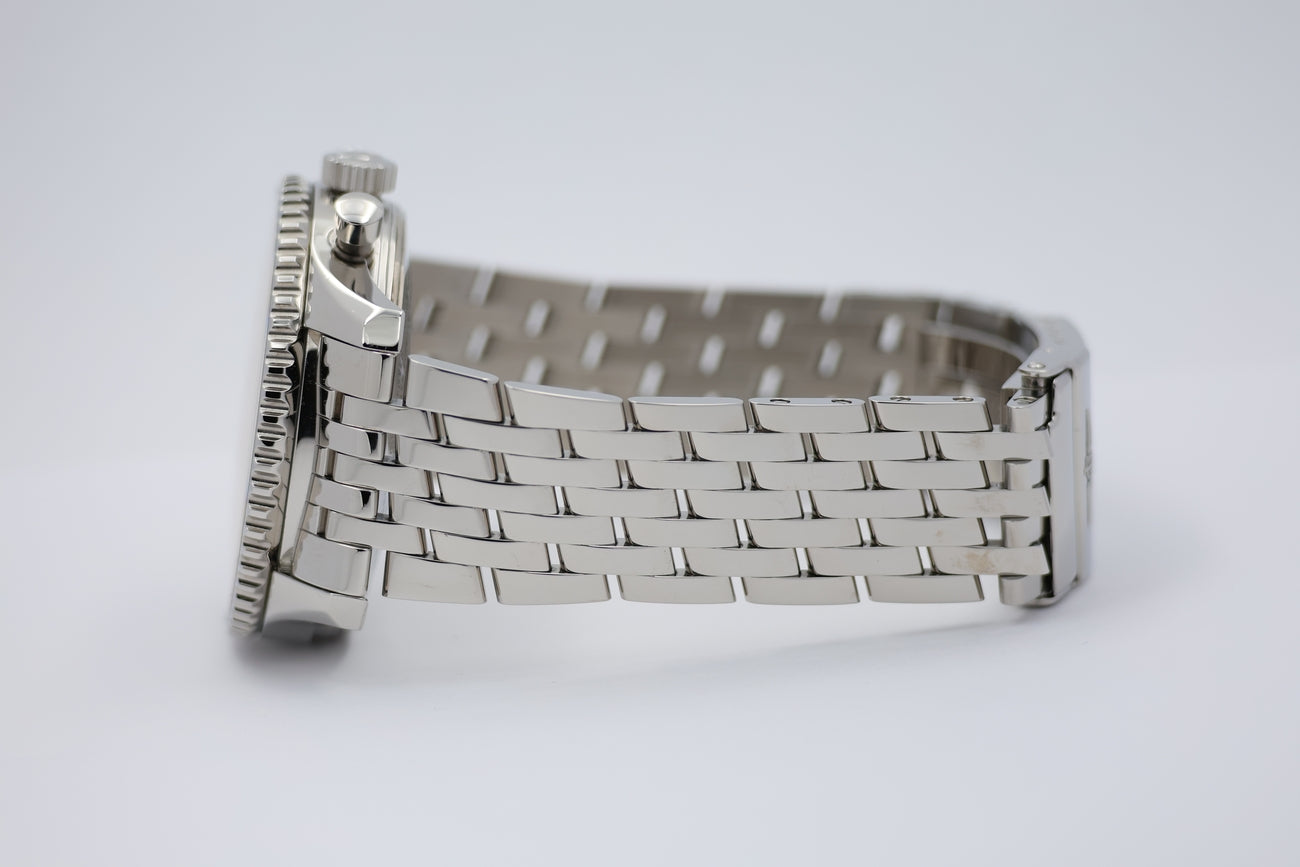Breitling Navitimer World GMT 46 Automatik Herrenuhr A24322 - Detail view 3