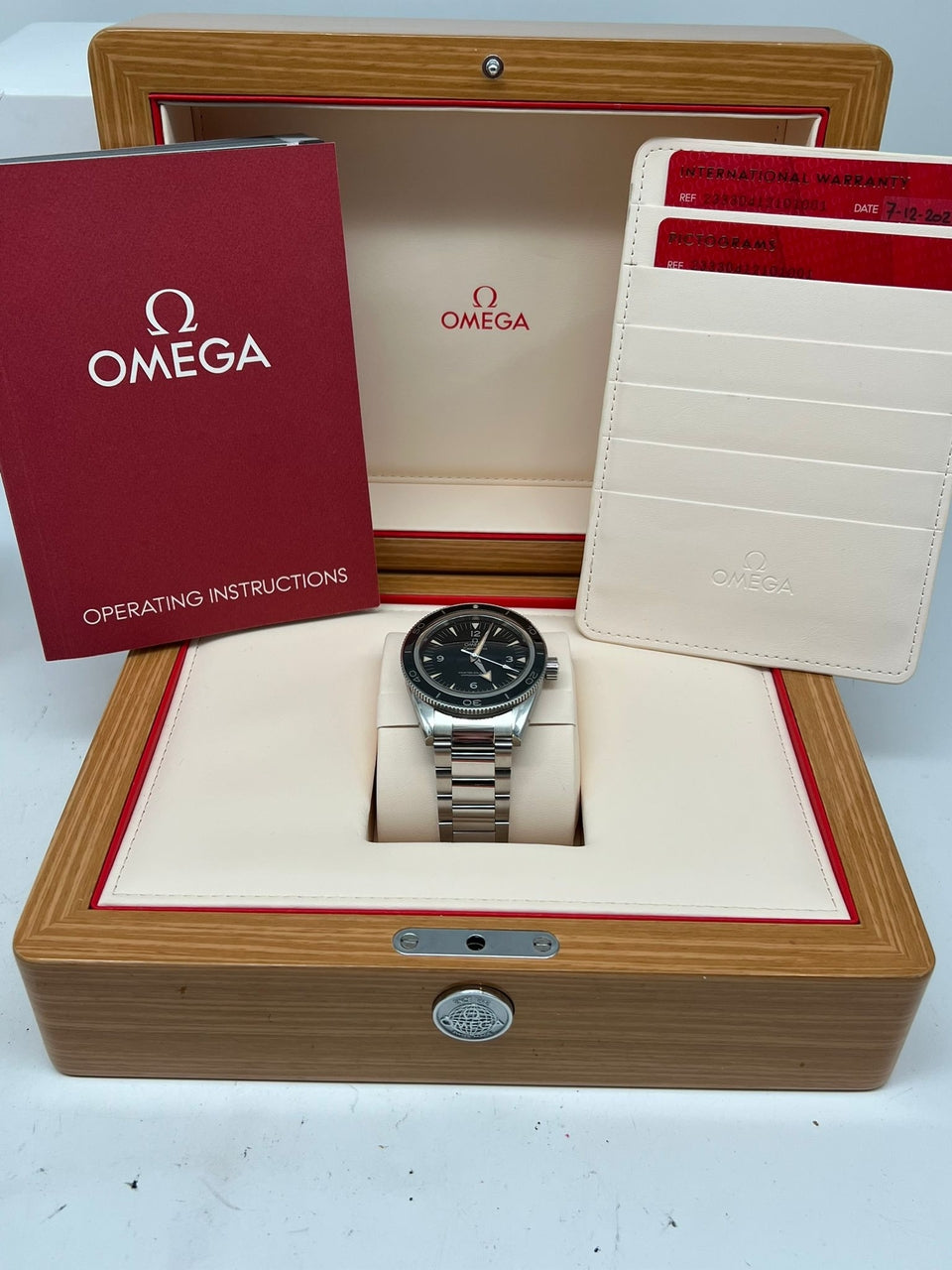 Omega Seamaster 300 Automatik Herrenuhr Schwarz 23330412101001 - Papers and documentation