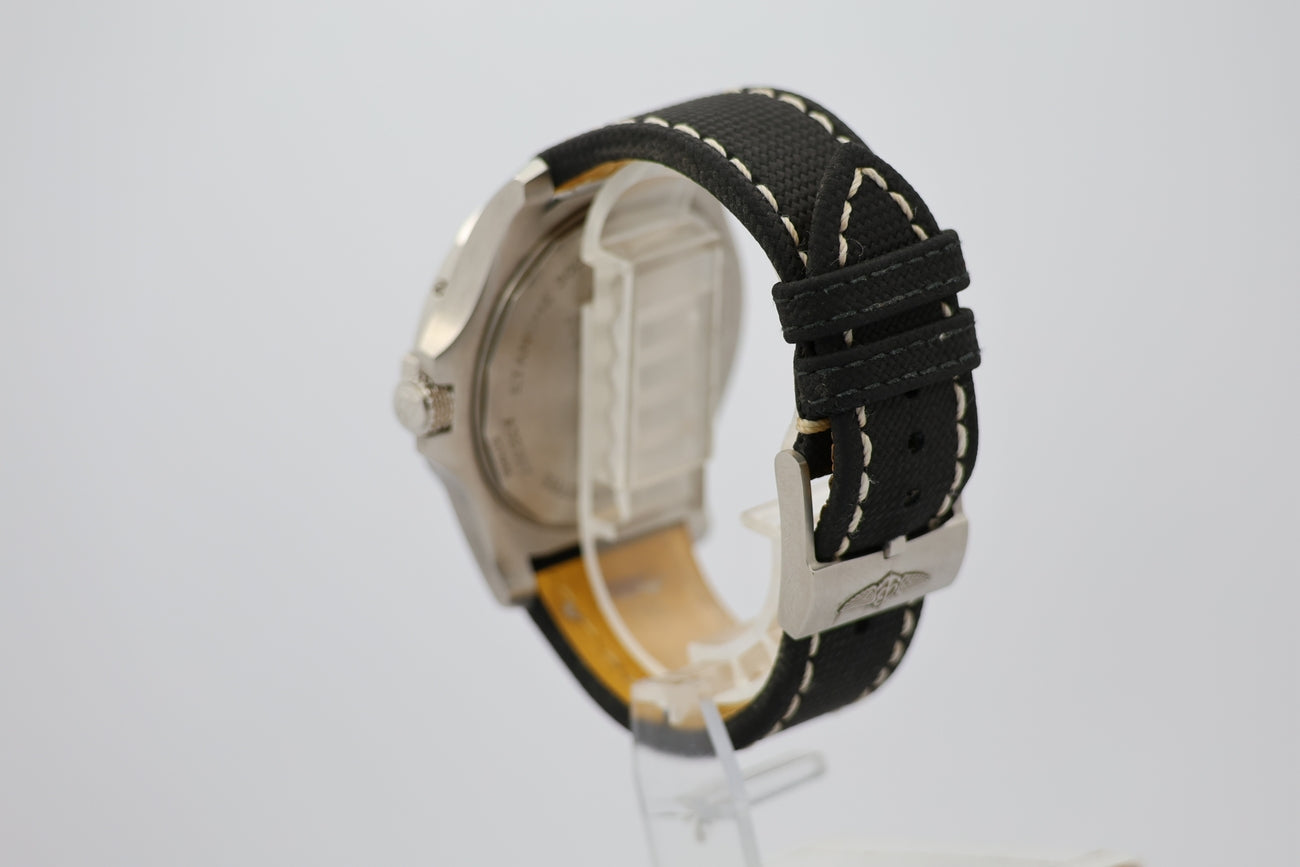 Breitling Avenger GMT Automatik 43mm A32397 - Detail view 2
