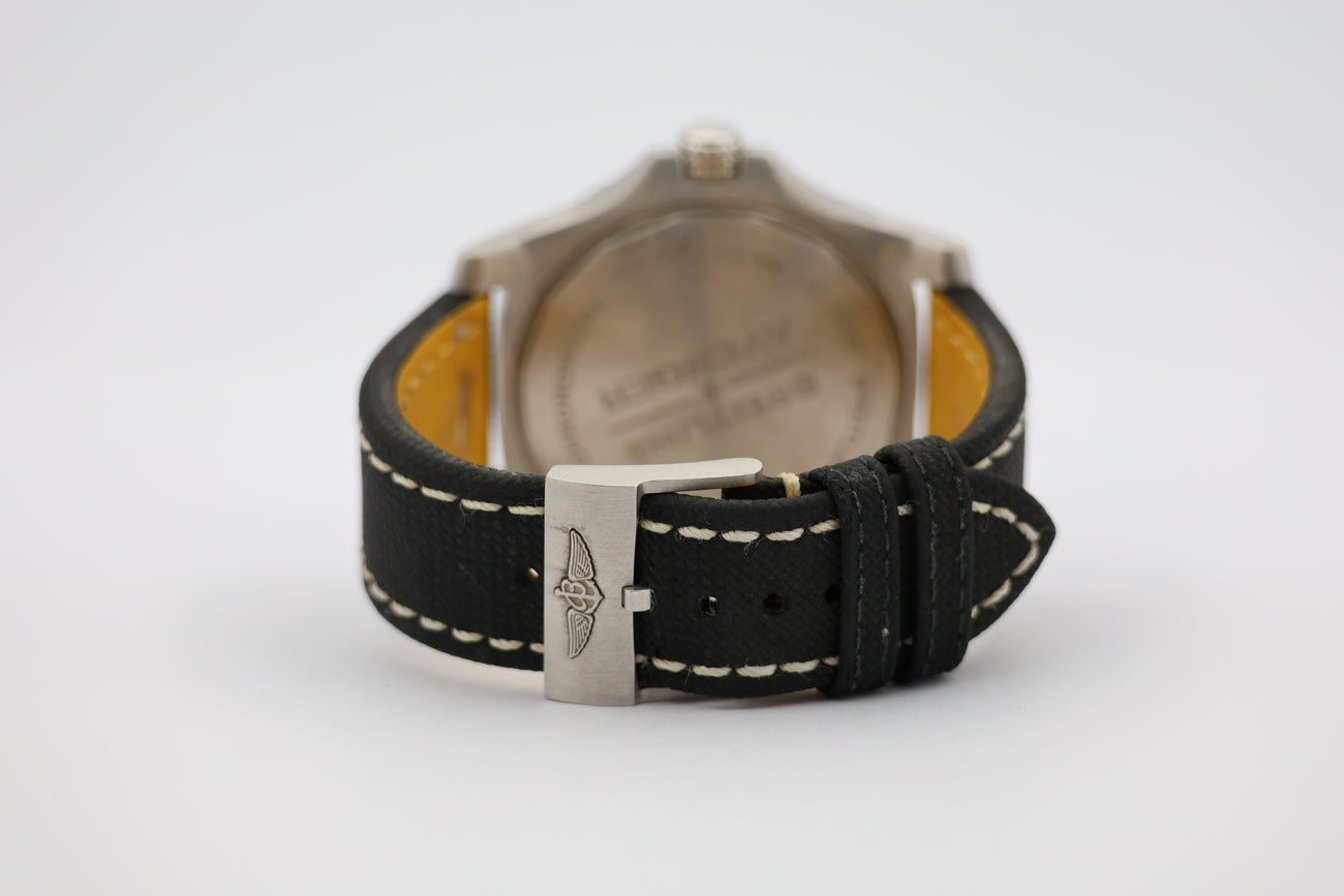 Breitling Avenger GMT Automatik 43mm A32397 - Detail view 5
