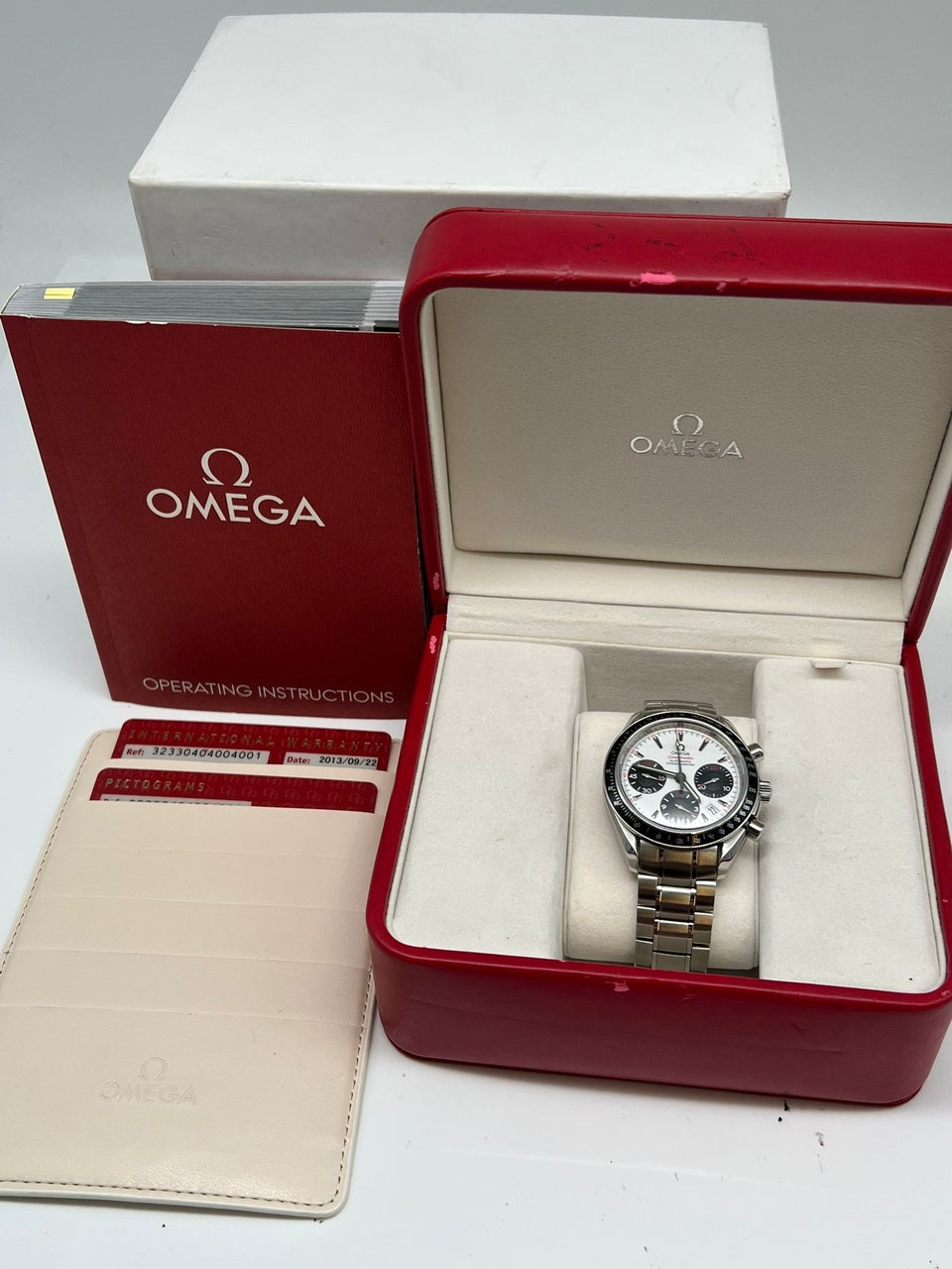 Omega Speedmaster Date 40mm Automatik Herrenuhr 32330404004001 - Papiere und oder Lieferumfang