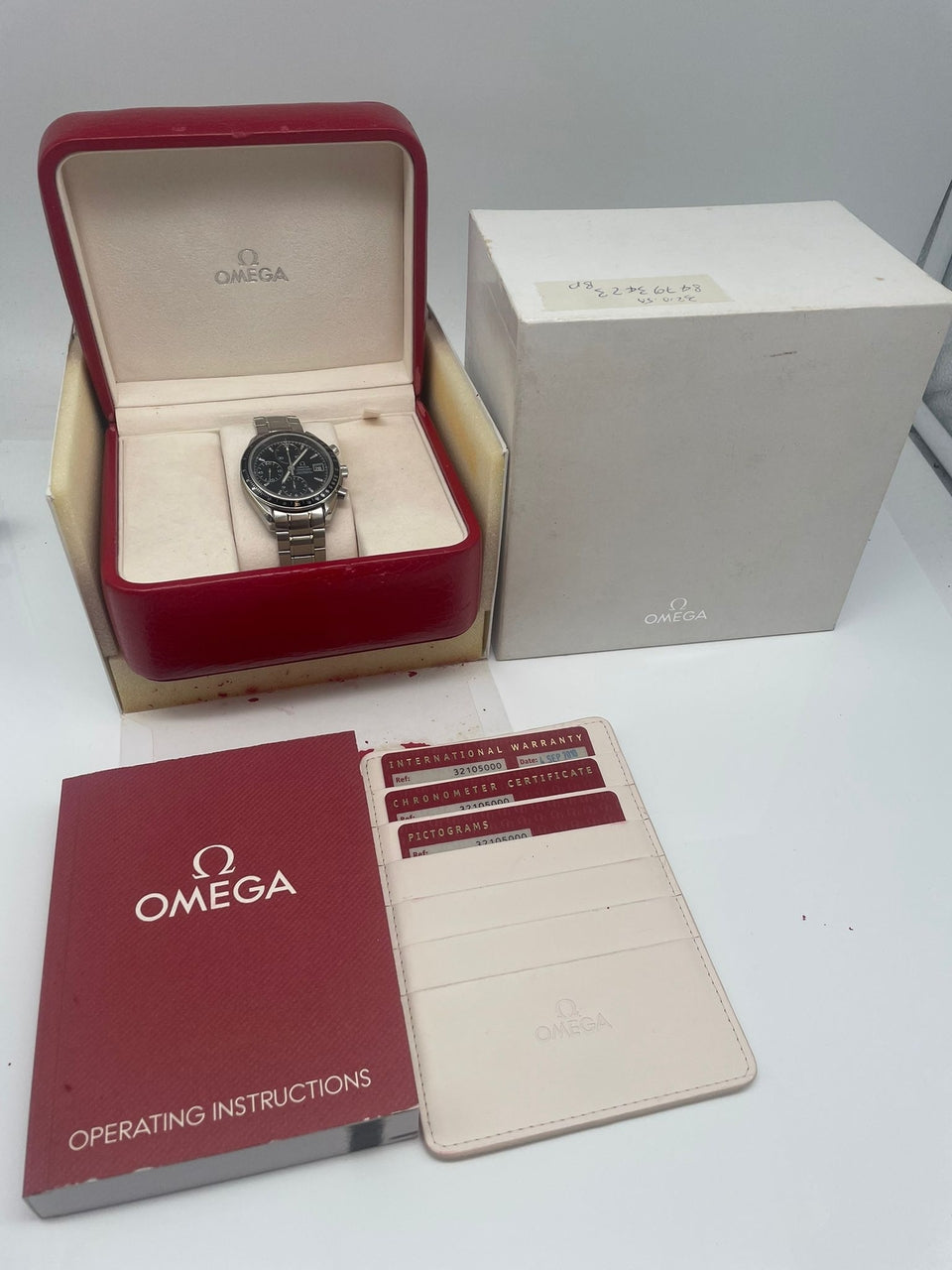 Omega Speedmaster Date 40mm Automatik Herrenuhr 32105000 - Papiere und oder Lieferumfang