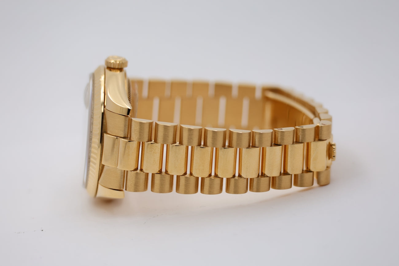 Rolex Day-Date 36 President 18k Gold Diamond Dial 118238 - Detail view 3