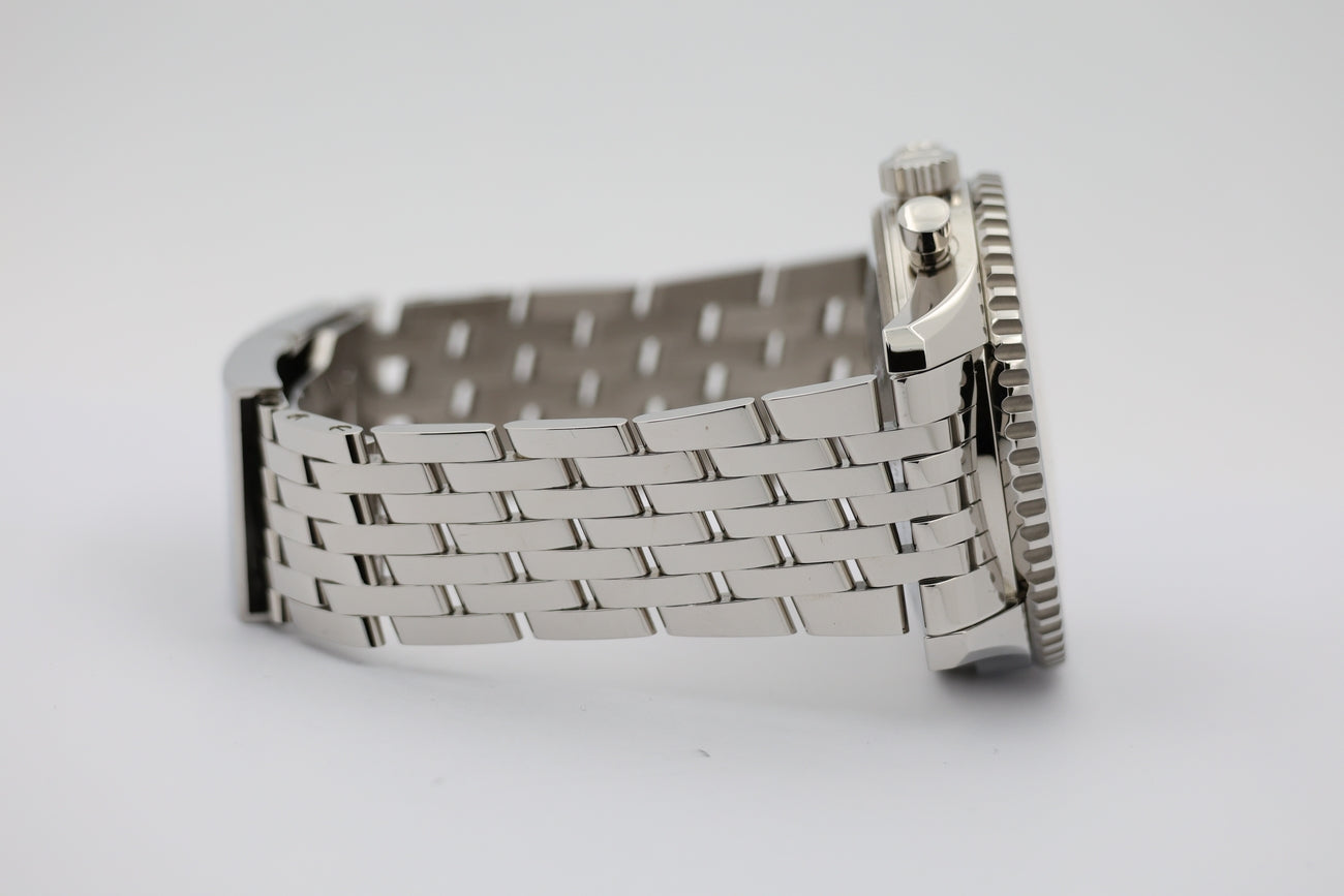 Breitling Navitimer World Automatik Herrenuhr 46mm A24322 - Detailansicht 2