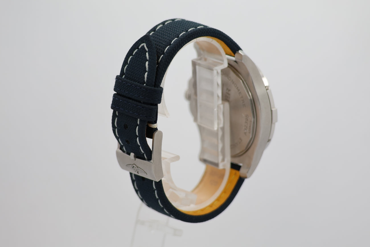 Breitling Avenger GMT Automatik 45mm A32395 - Detailansicht 1