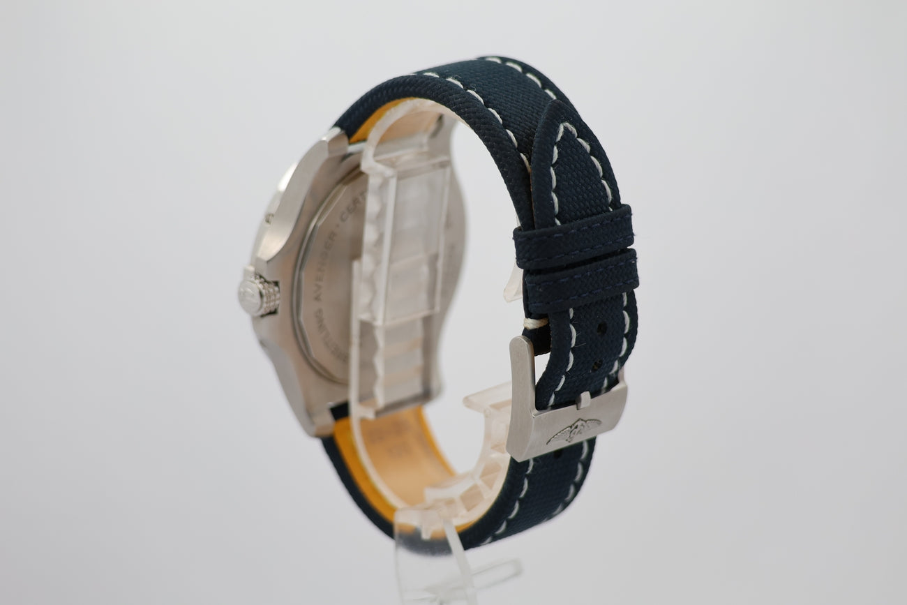 Breitling Avenger GMT Automatik 45mm A32395 - Detailansicht 2