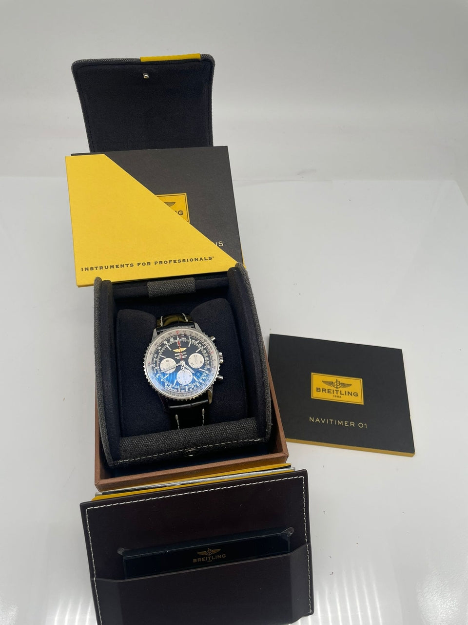 Breitling Navitimer 01 Automatik Herrenuhr 43mm AB012012 - Papiere und oder Lieferumfang