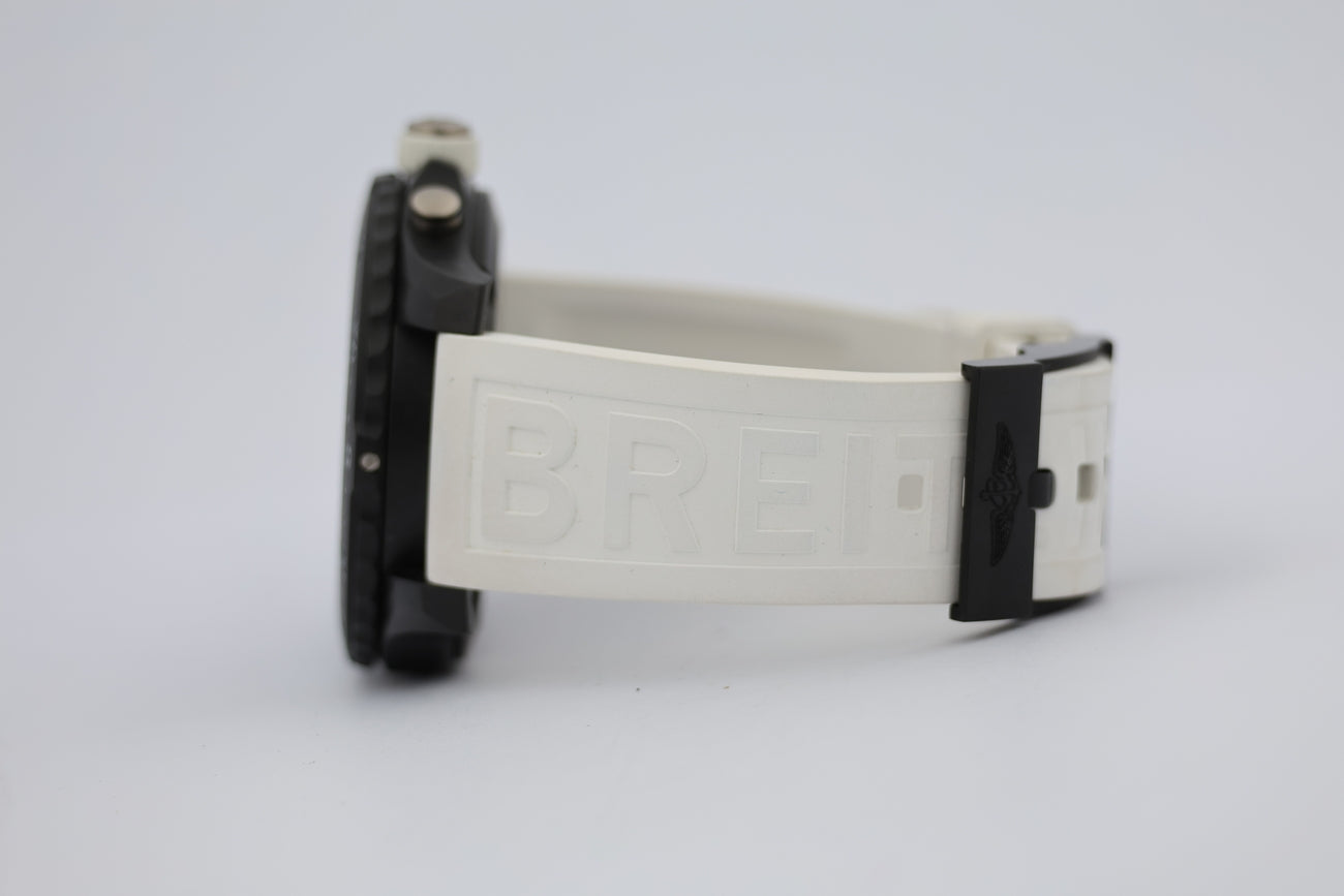 Breitling Endurance Pro Quarz Herrenuhr 44mm X82310 - Detail view 3