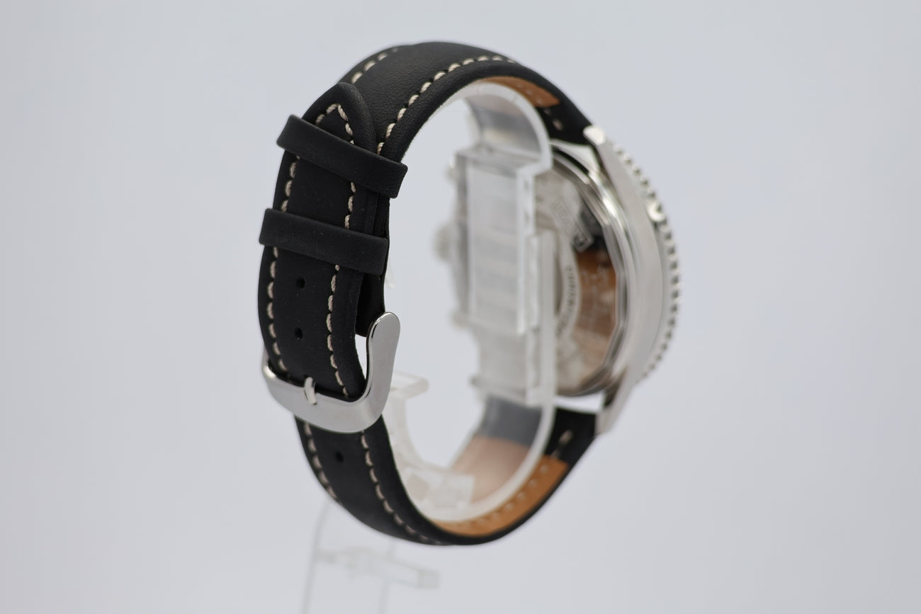 Breitling Navitimer 01 Automatik Herrenuhr 43mm	 AB0120